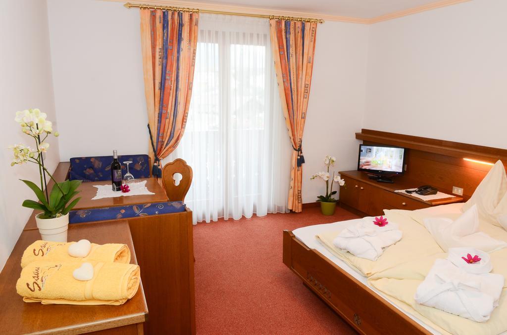 Pension Felseneck San Leonardo in Passiria Exterior foto